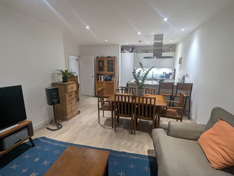 Room Vanguard Way in Greater London
