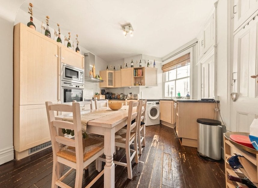 Flat Pulton Place in Greater London