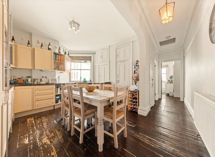 Flat Pulton Place in Greater London