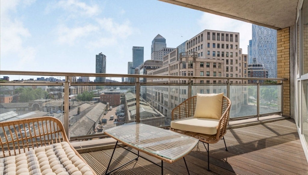 Flat Westferry Circus in Greater London