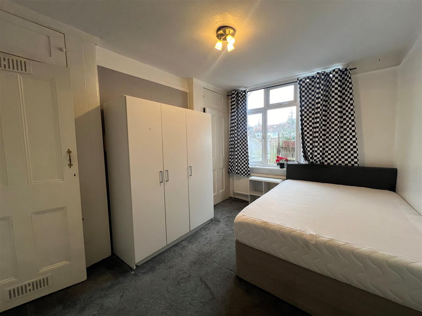 Flat Second Avenue in Greater London