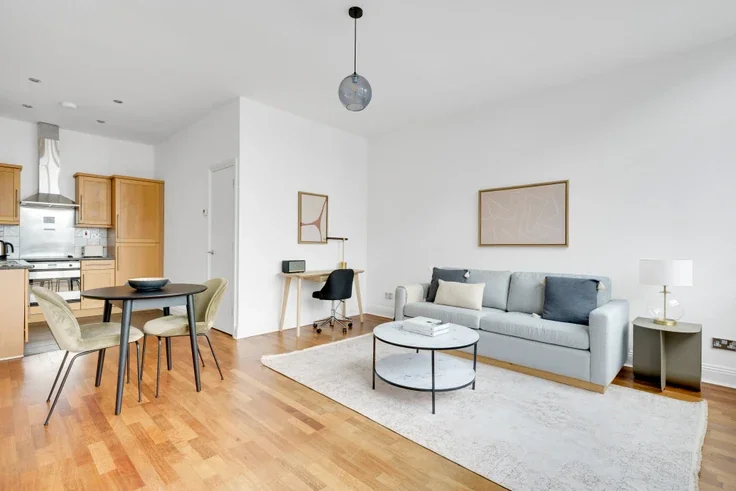 Flat Bunhill Row in Greater London