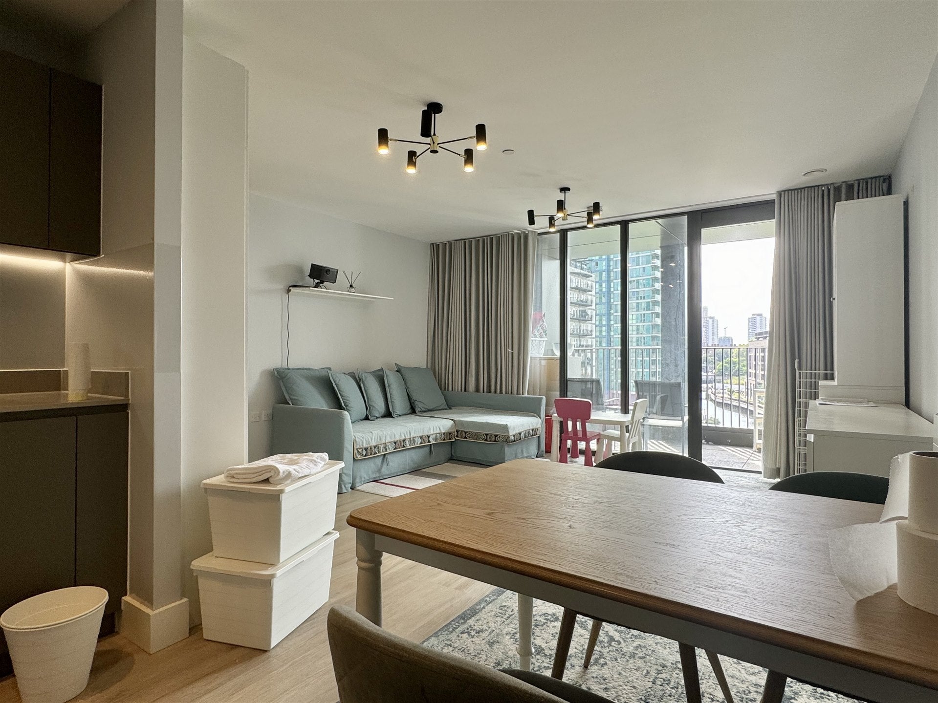 Flat Marshgate Lane in Greater London