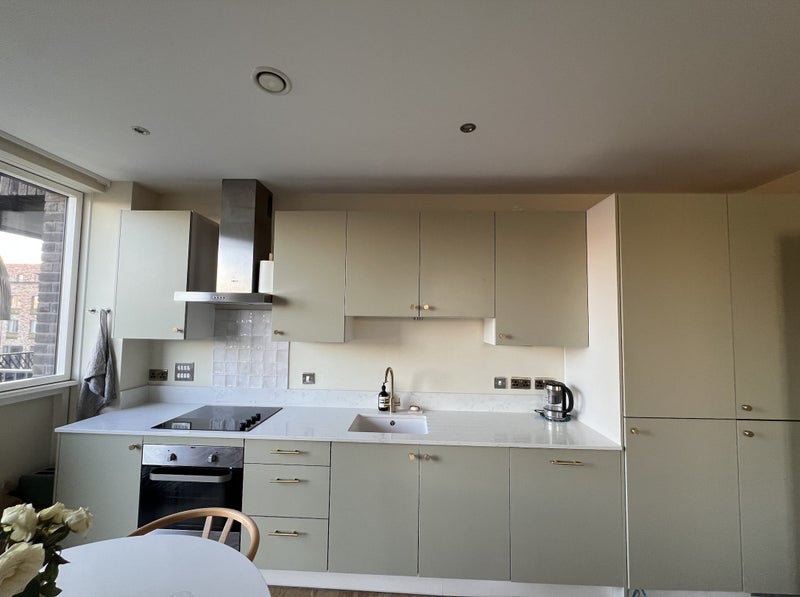 Room Shackleton Way in Greater London