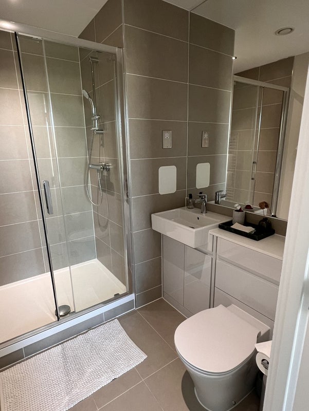Room Shackleton Way in Greater London