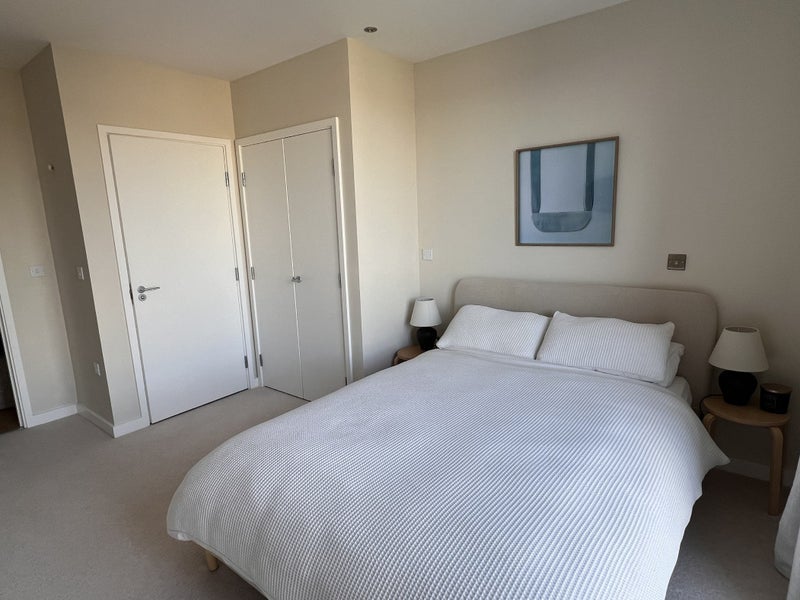 Room Shackleton Way in Greater London
