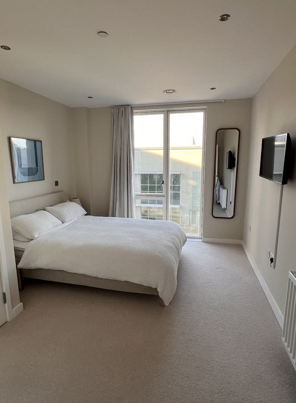 Room Shackleton Way in Greater London