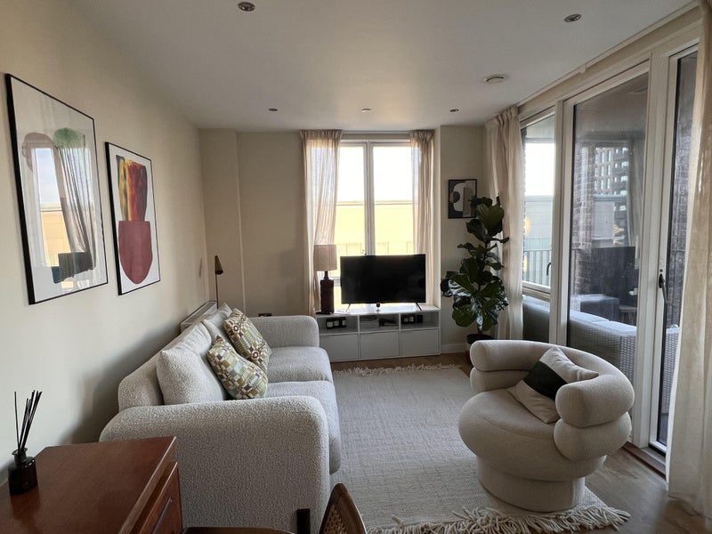 Room Shackleton Way in Greater London