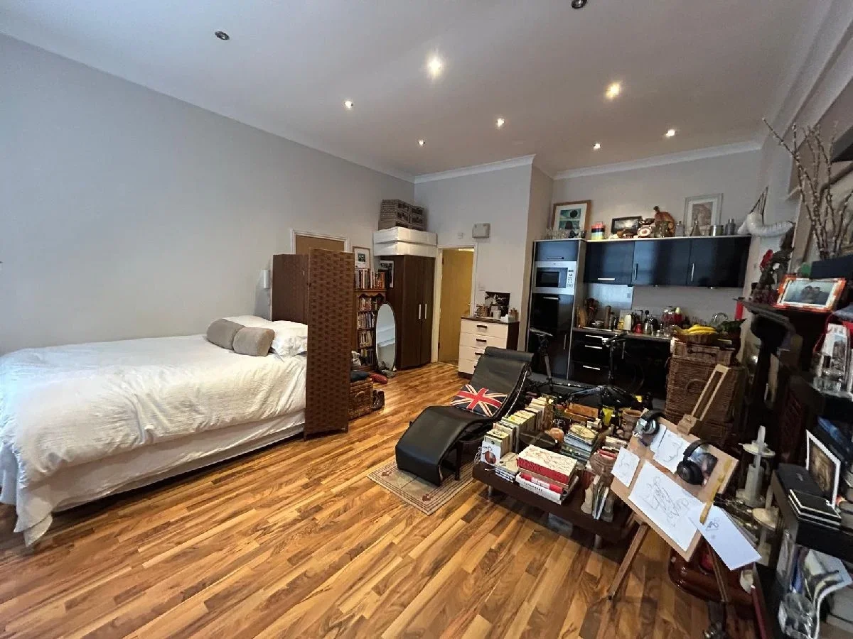 Flat Queens Avenue in Greater London