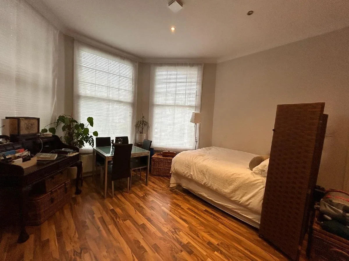 Flat Queens Avenue in Greater London