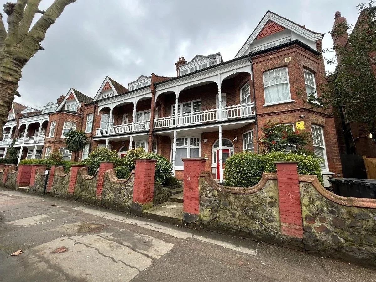 Flat Queens Avenue in Greater London