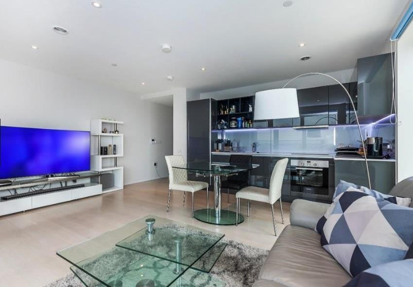 Flat Layard Street in Greater London
