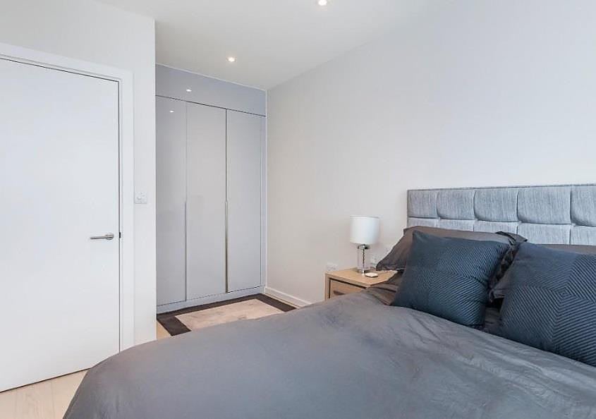 Flat Layard Street in Greater London