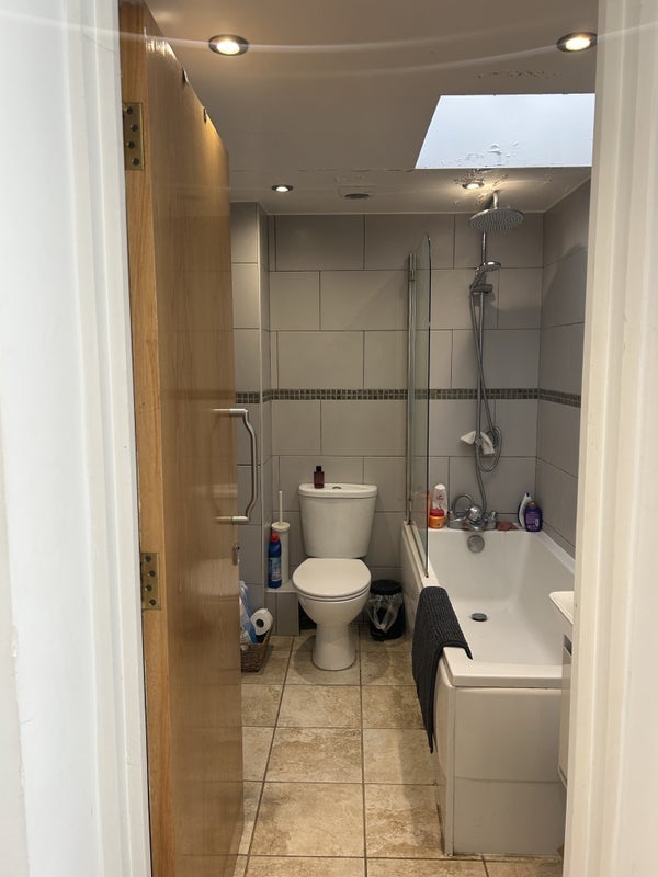Room Ferndale Road in Greater London