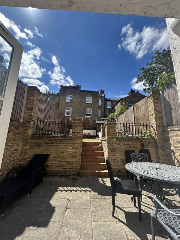 Room Ferndale Road in Greater London