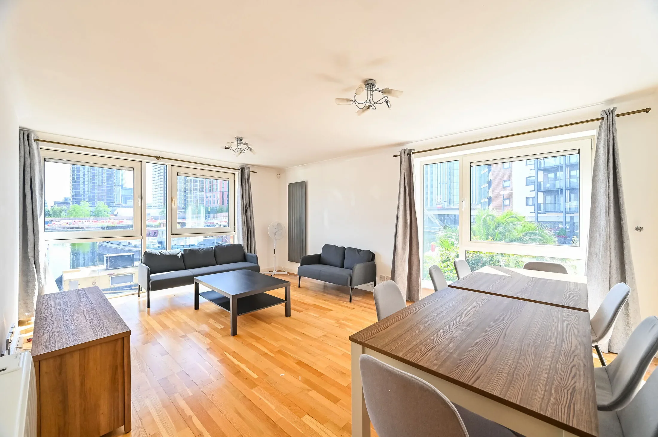 Flat Boardwalk Place in Greater London