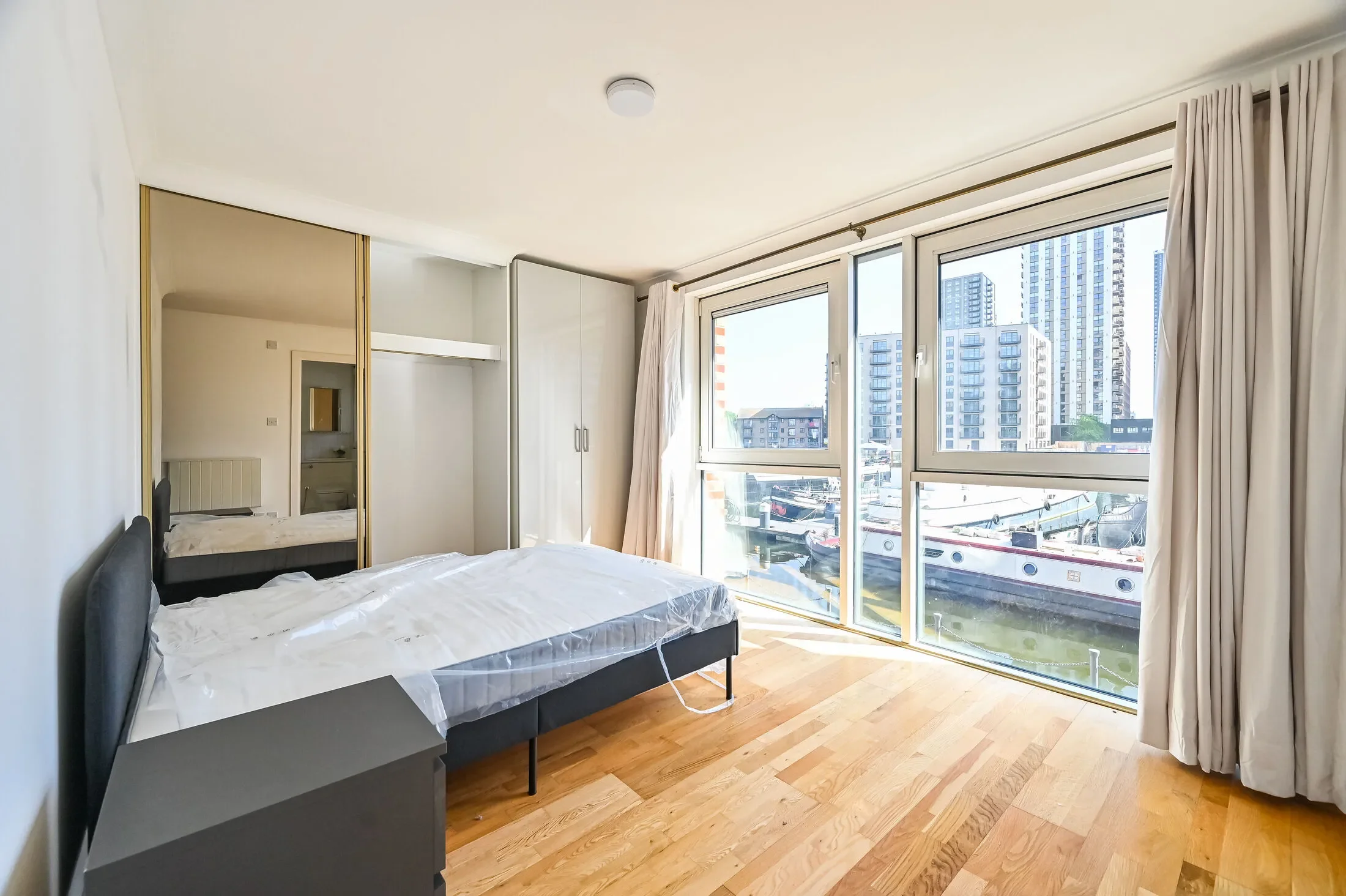 Flat Boardwalk Place in Greater London