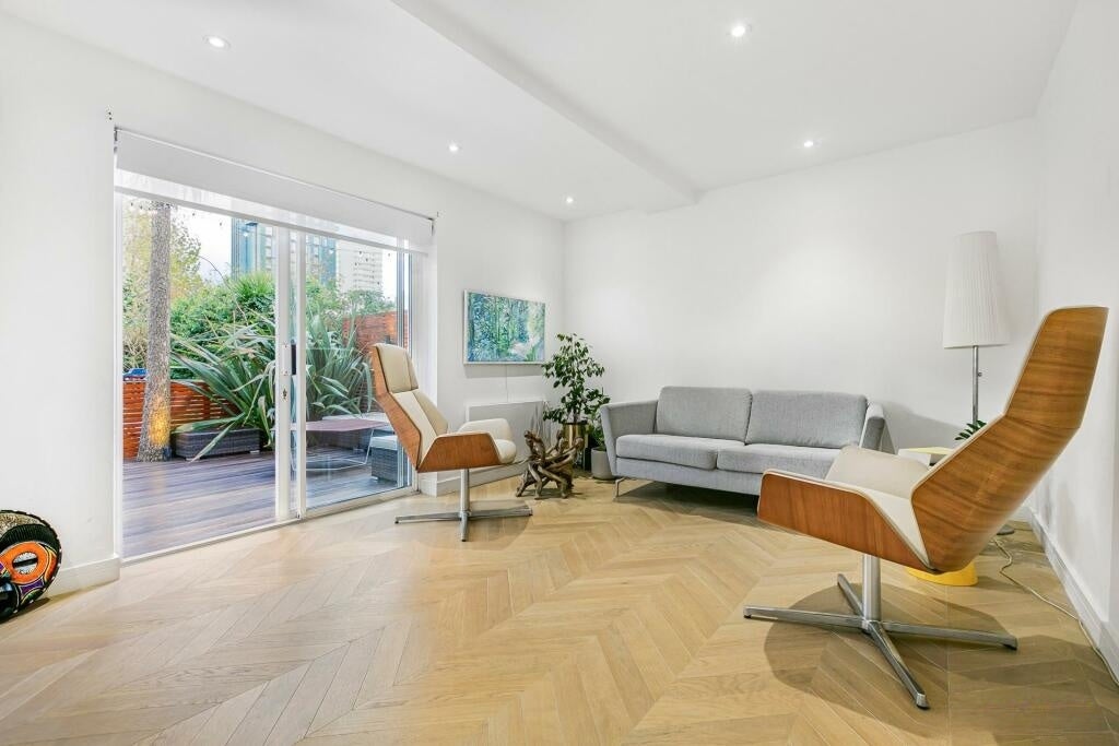 Flat Edison Mews in Greater London