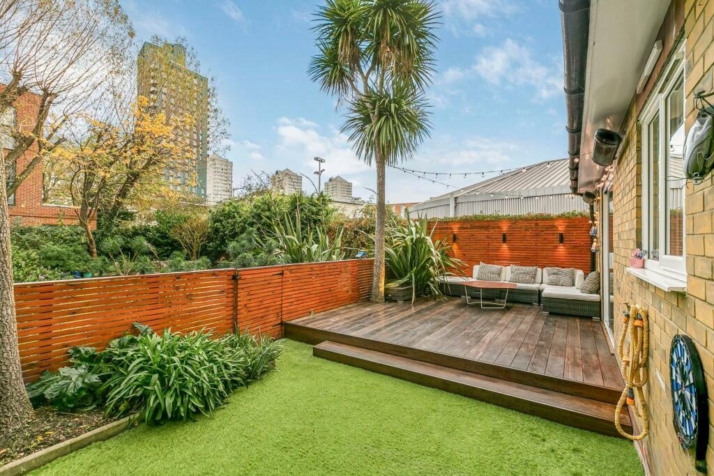 Flat Edison Mews in Greater London