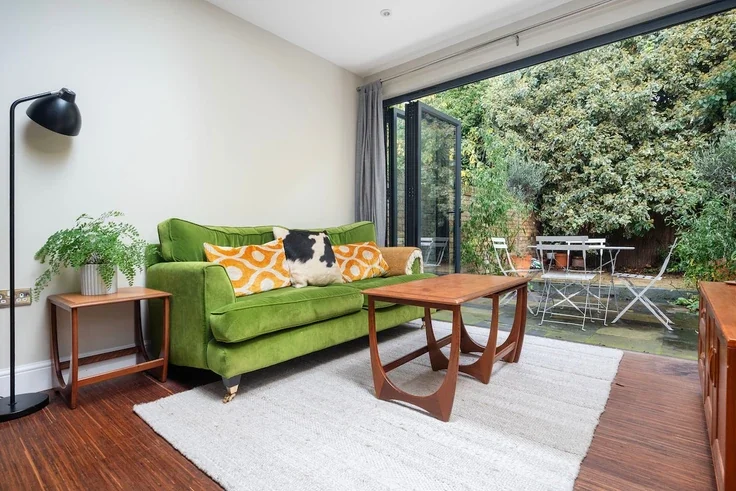Flat Harbut Road in Greater London