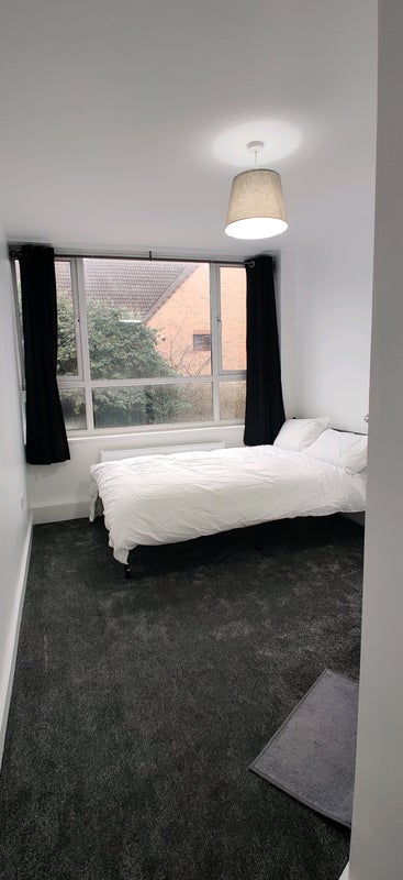 Room Manchester Road in Greater London