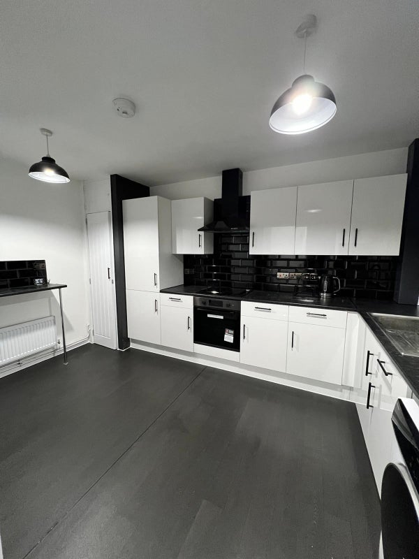 Room Manchester Road in Greater London