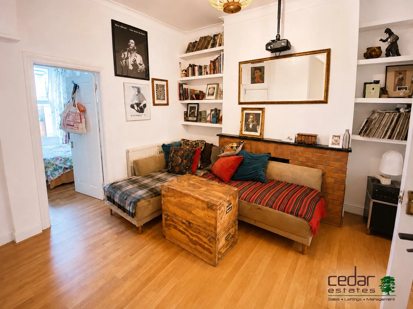 Flat Hargrave Road in Greater London
