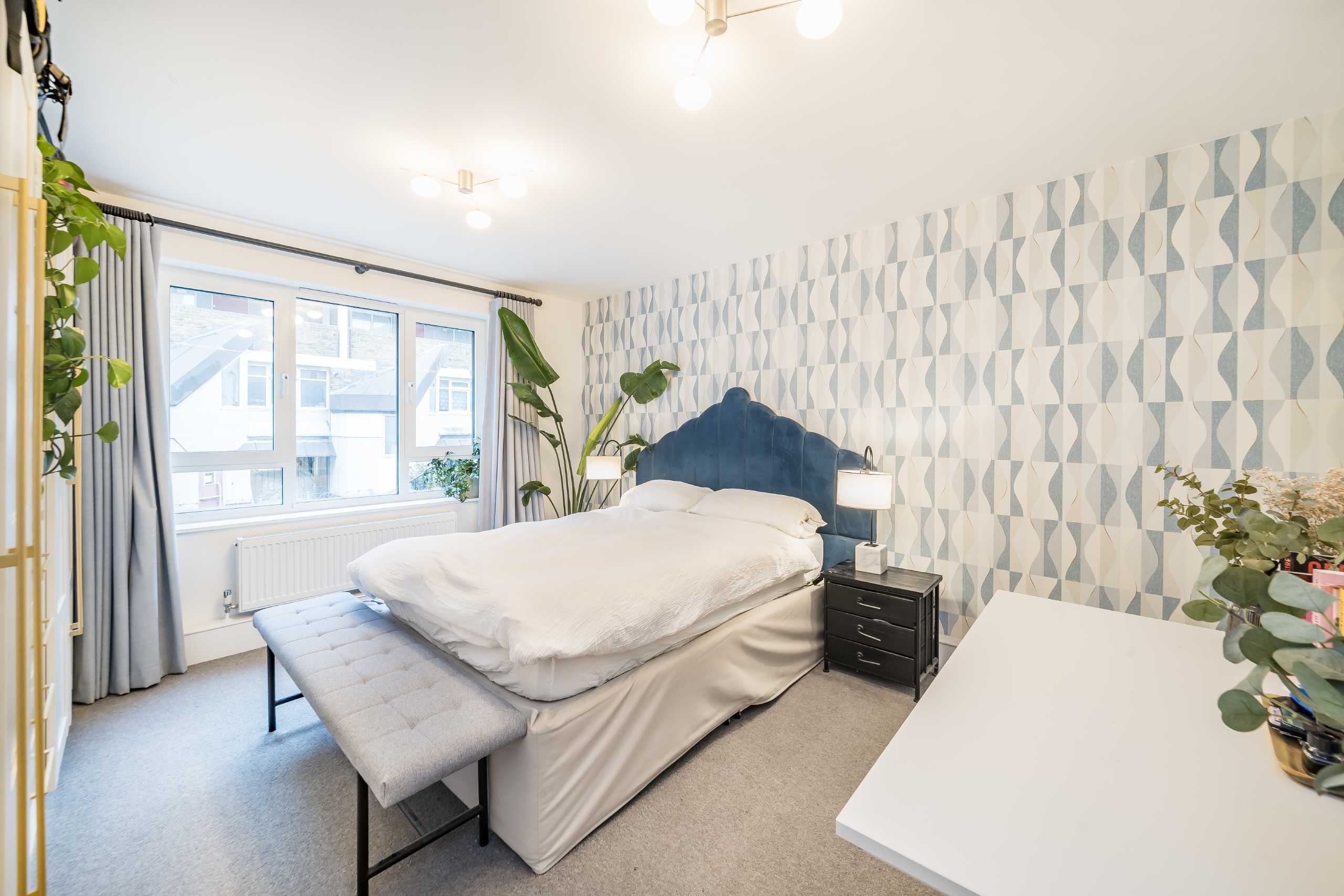 Flat Aytoun Road in Greater London
