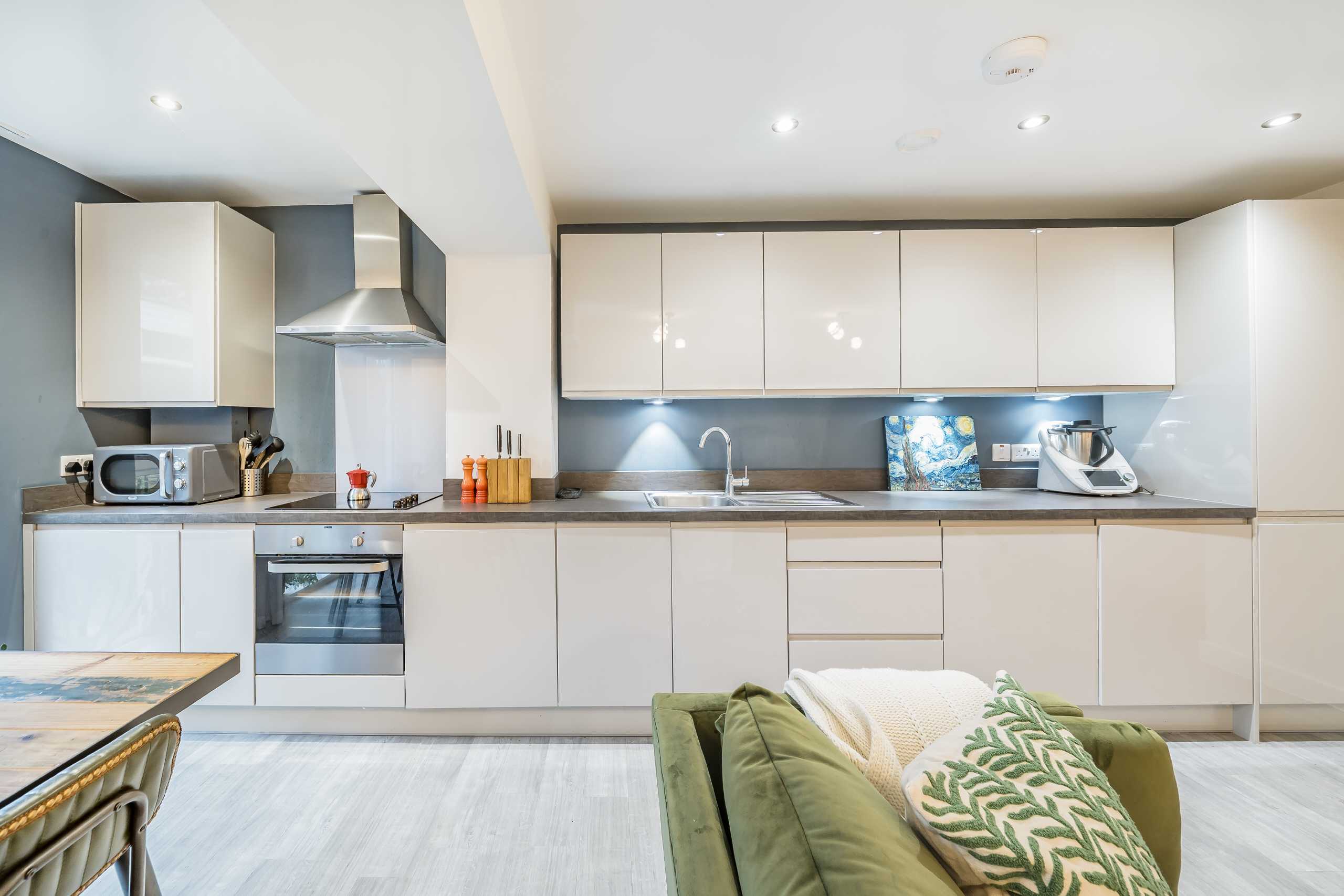 Flat Aytoun Road in Greater London