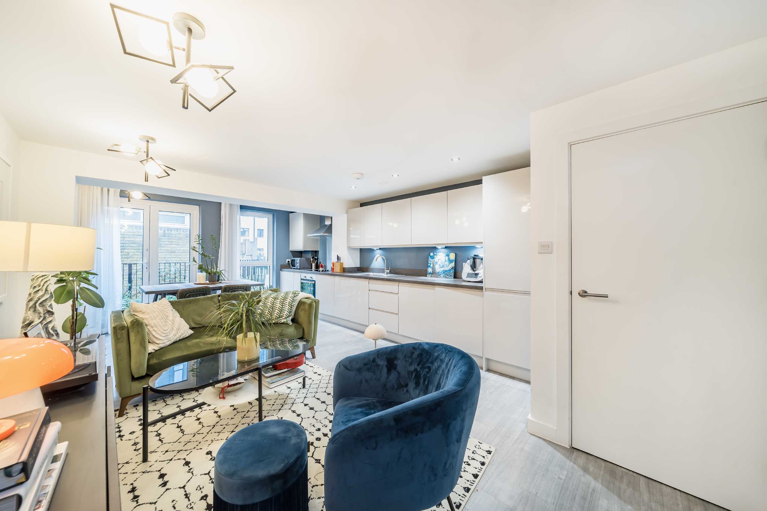 Flat Aytoun Road in Greater London