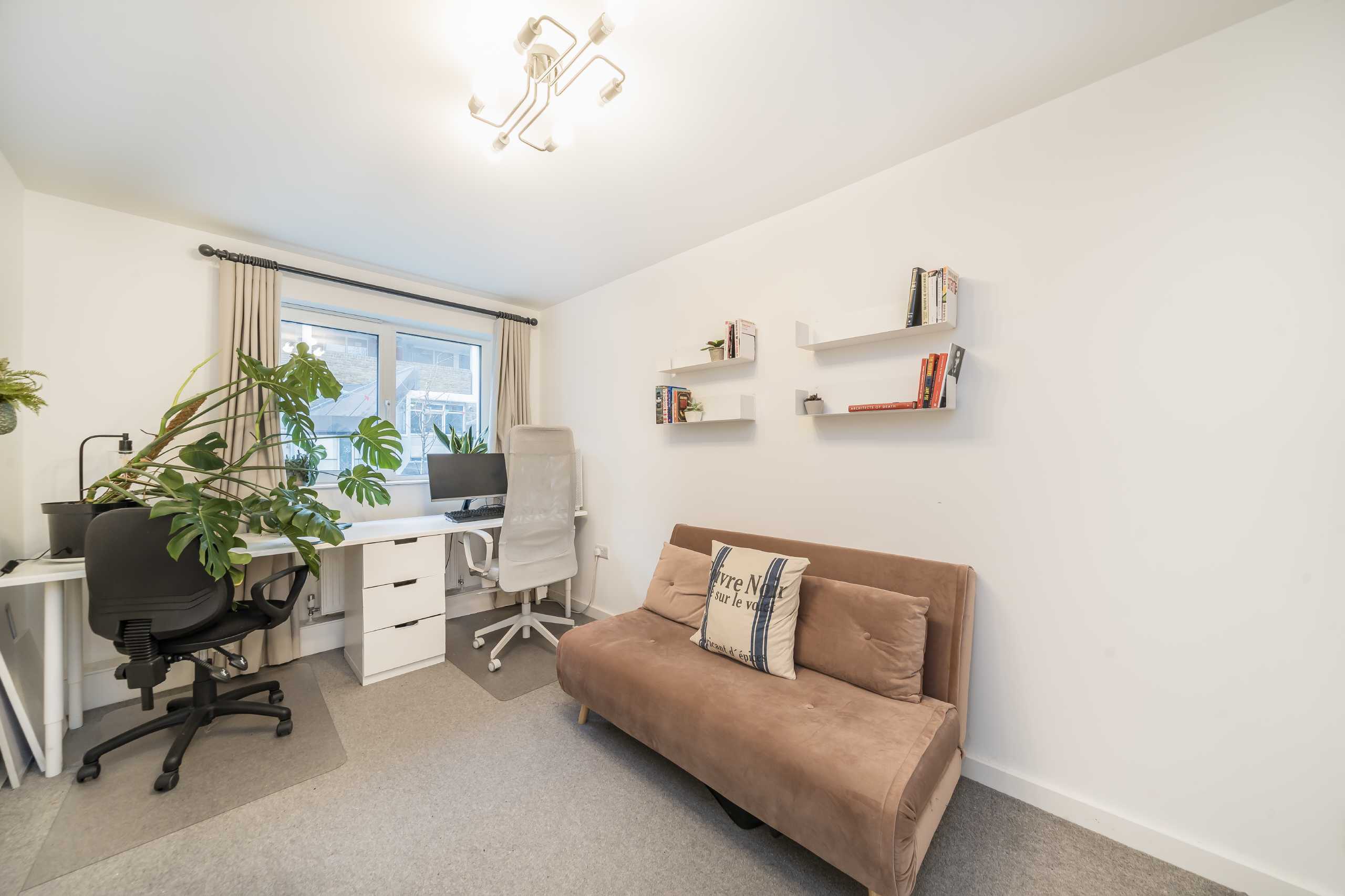 Flat Aytoun Road in Greater London