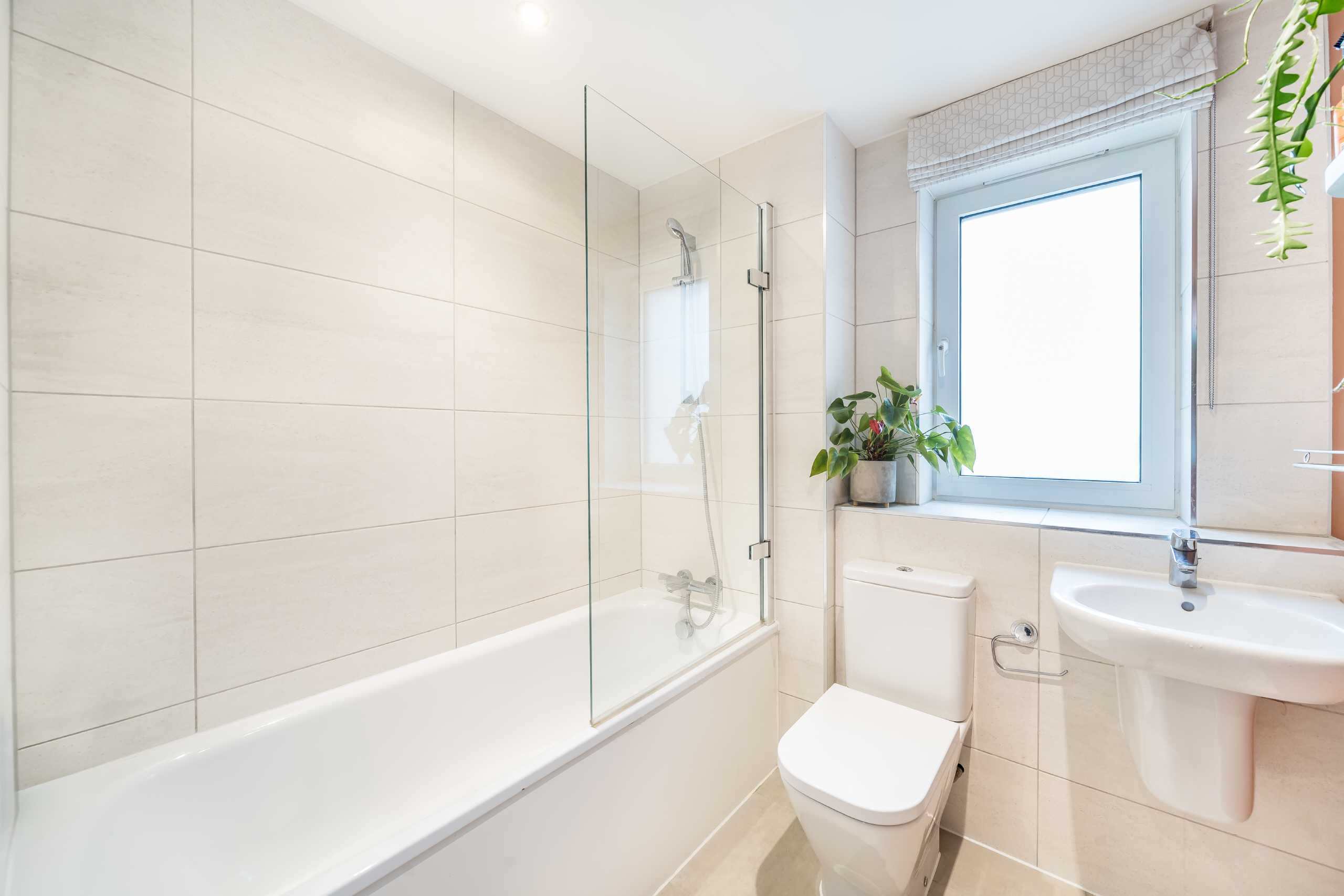 Flat Aytoun Road in Greater London