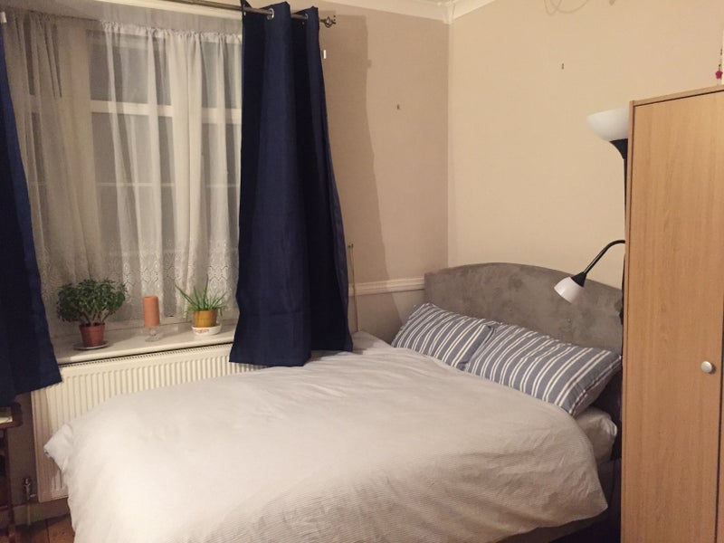 Room Ballamore Road in Greater London