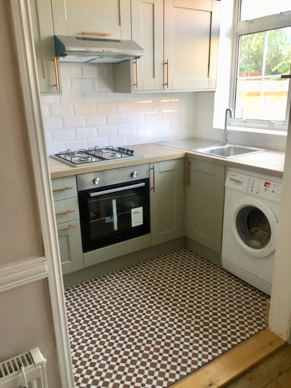Room Ballamore Road in Greater London