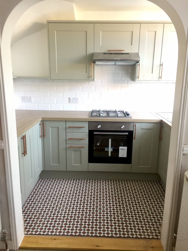 Room Ballamore Road in Greater London