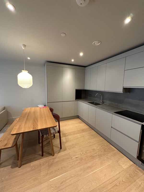 Flat Crimscott Street in Greater London