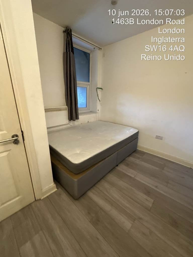 Flat Eland Road in Greater London