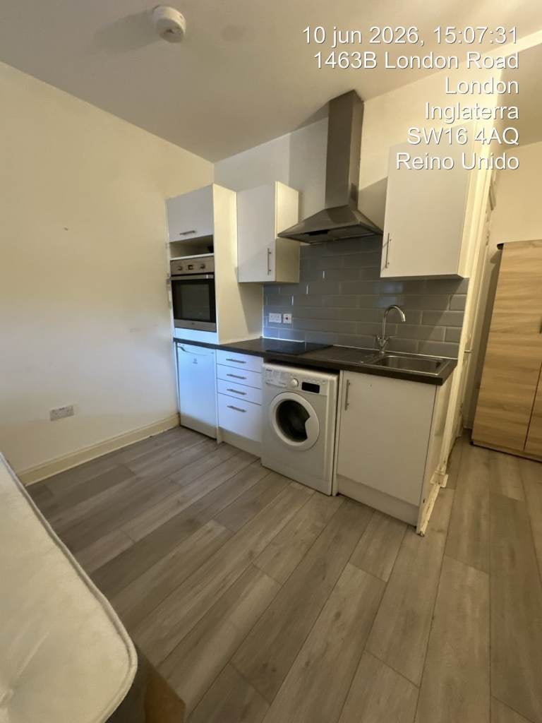 Flat Eland Road in Greater London