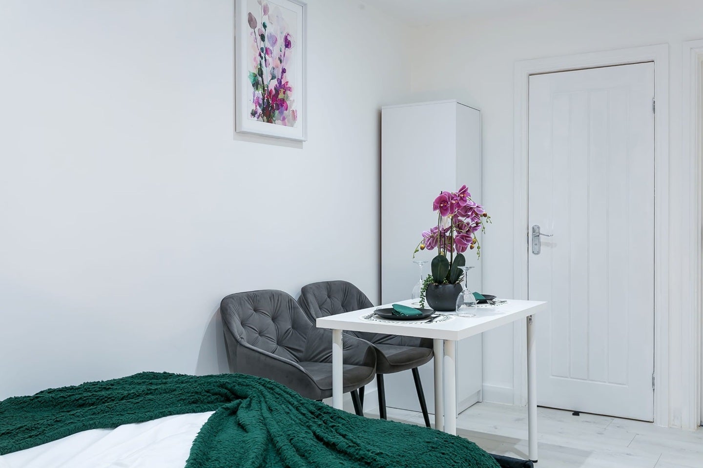 Flat Gillett Road in Greater London