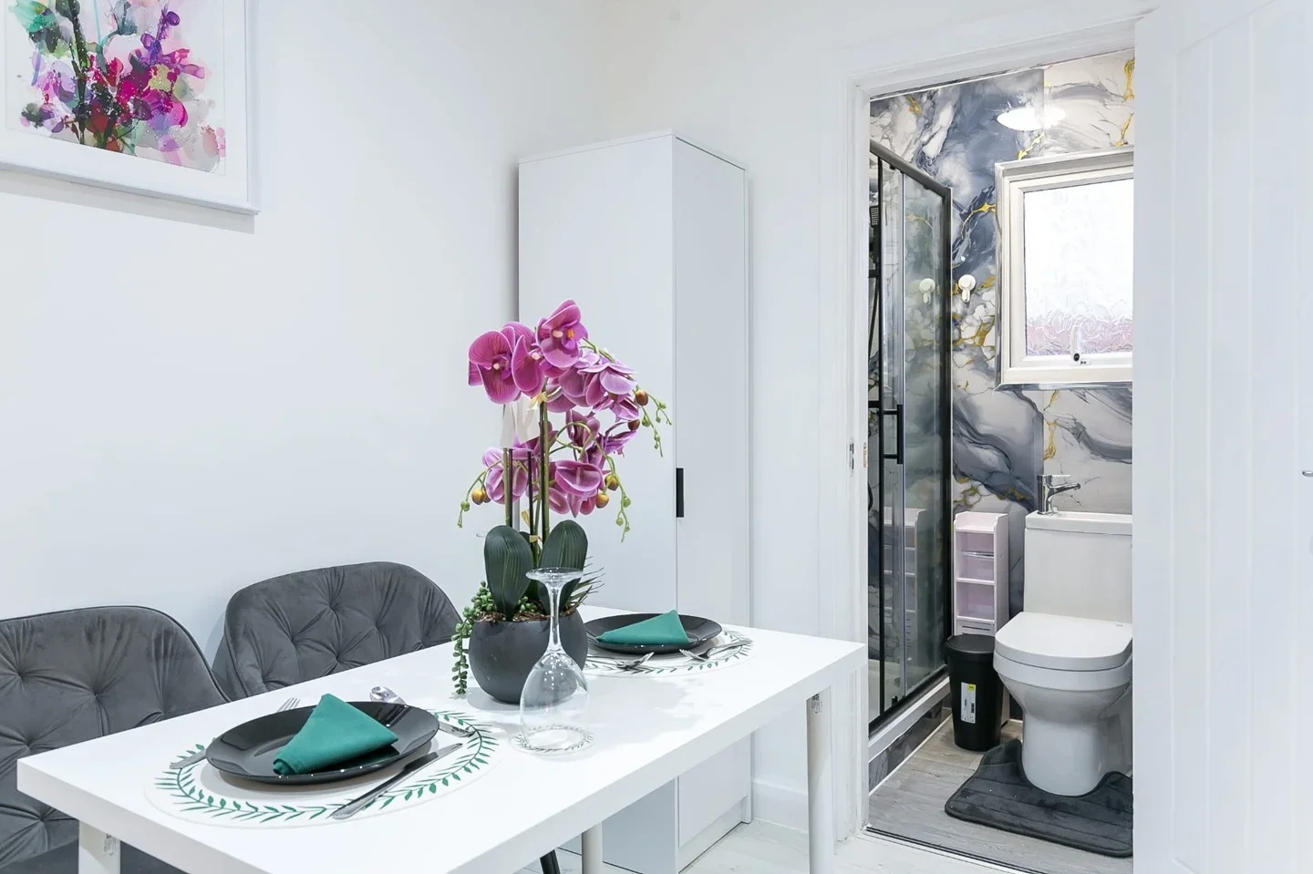 Flat Gillett Road in Greater London