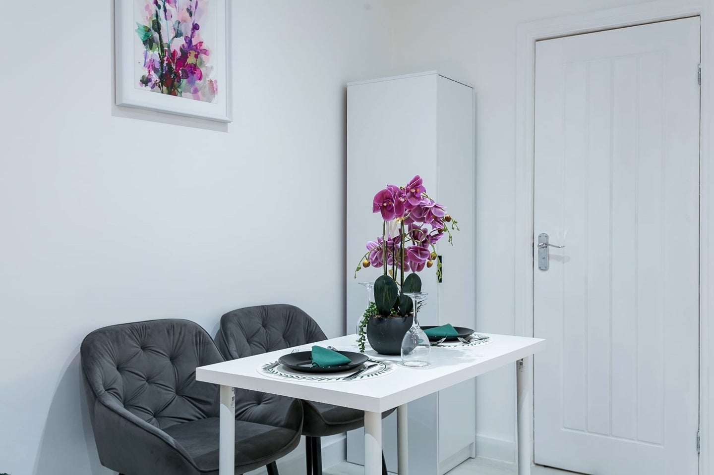 Flat Gillett Road in Greater London