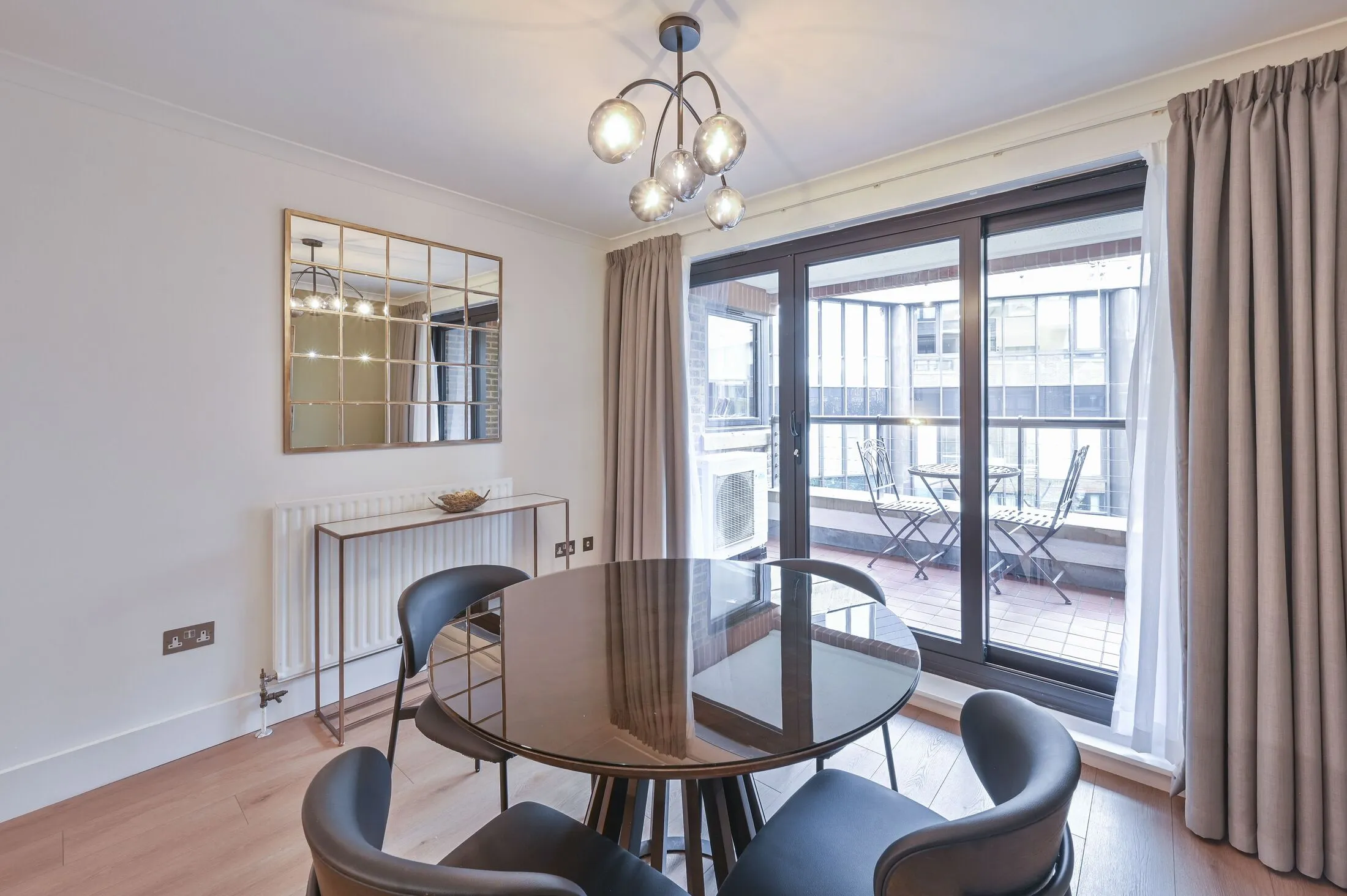 Flat Kensington High Street in Greater London