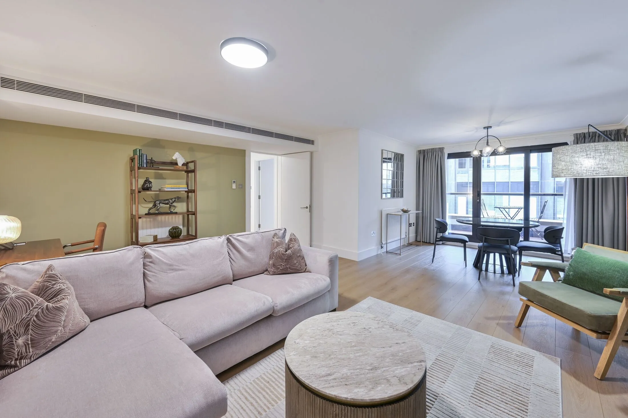 Flat Kensington High Street in Greater London