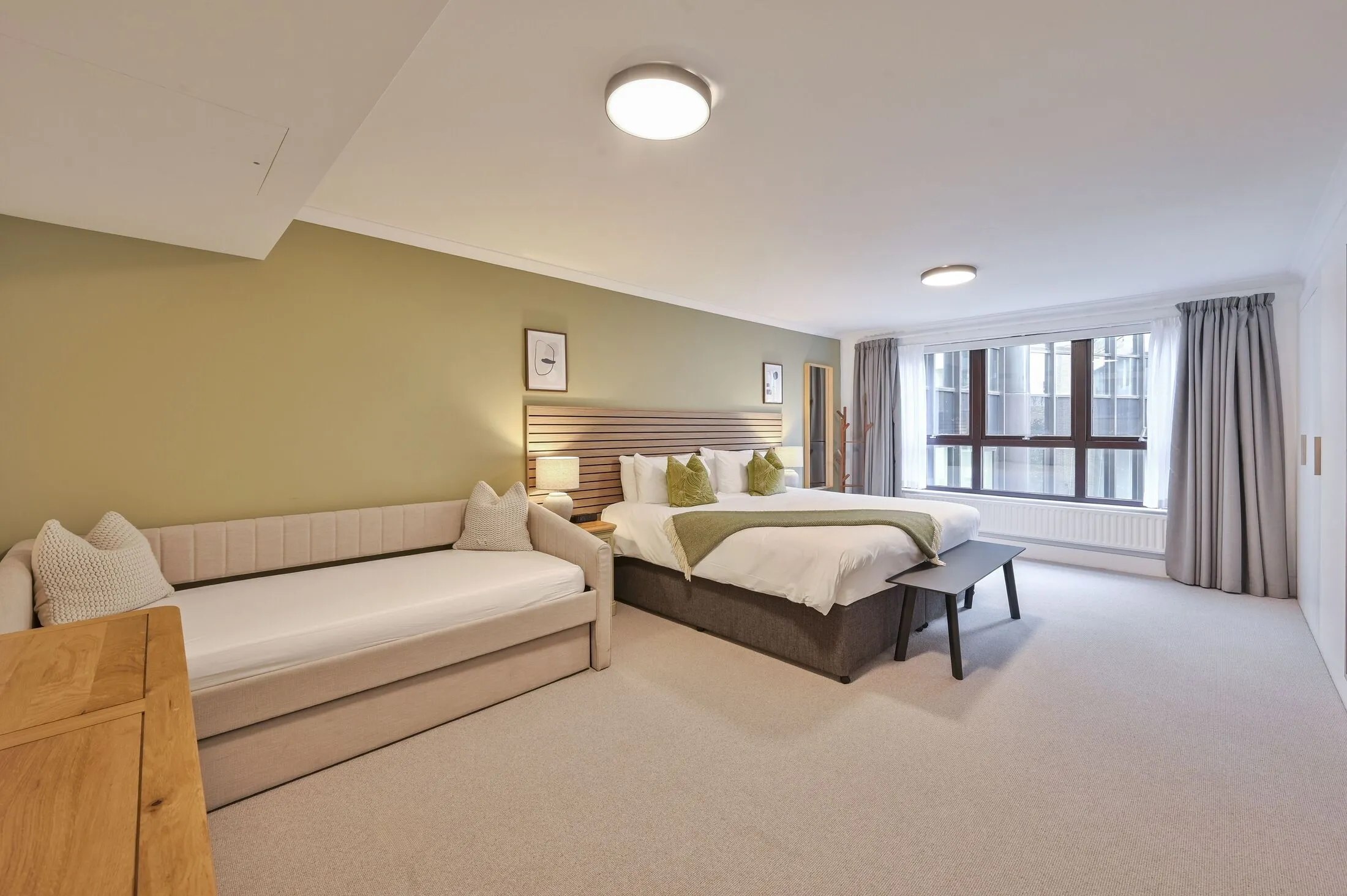 Flat Kensington High Street in Greater London