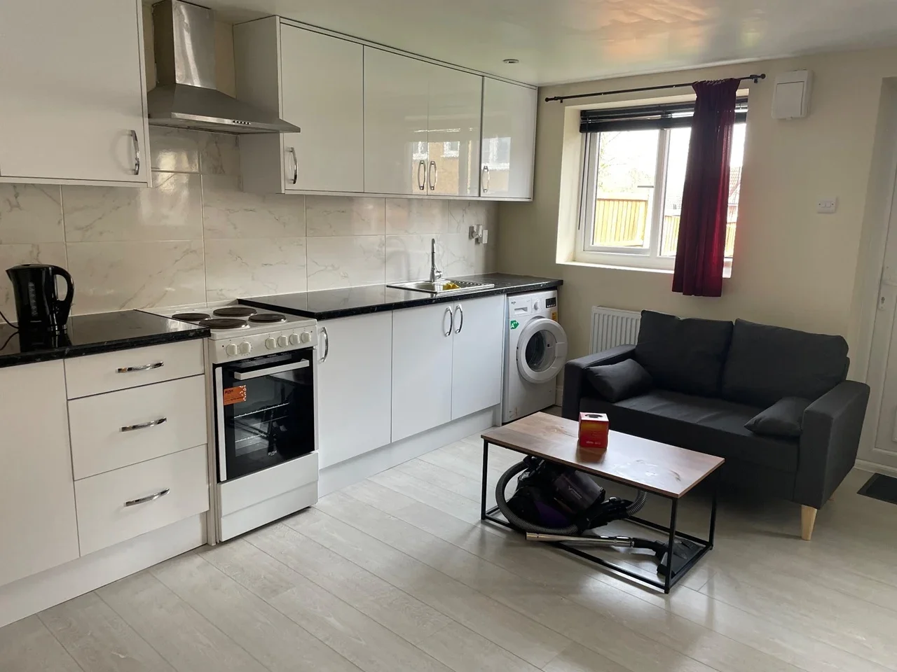 Flat Copthorne Avenue in Greater London