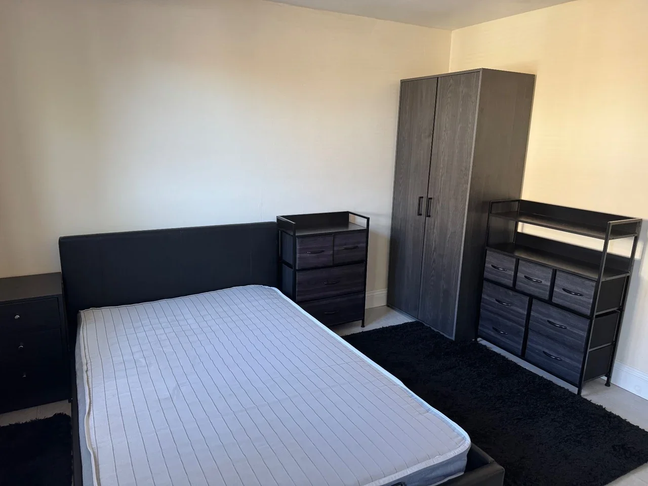 Flat Copthorne Avenue in Greater London