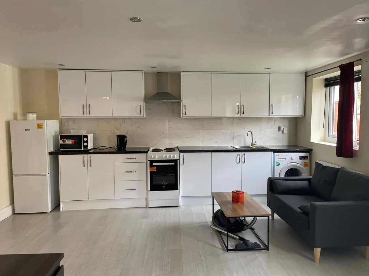 Flat Copthorne Avenue in Greater London