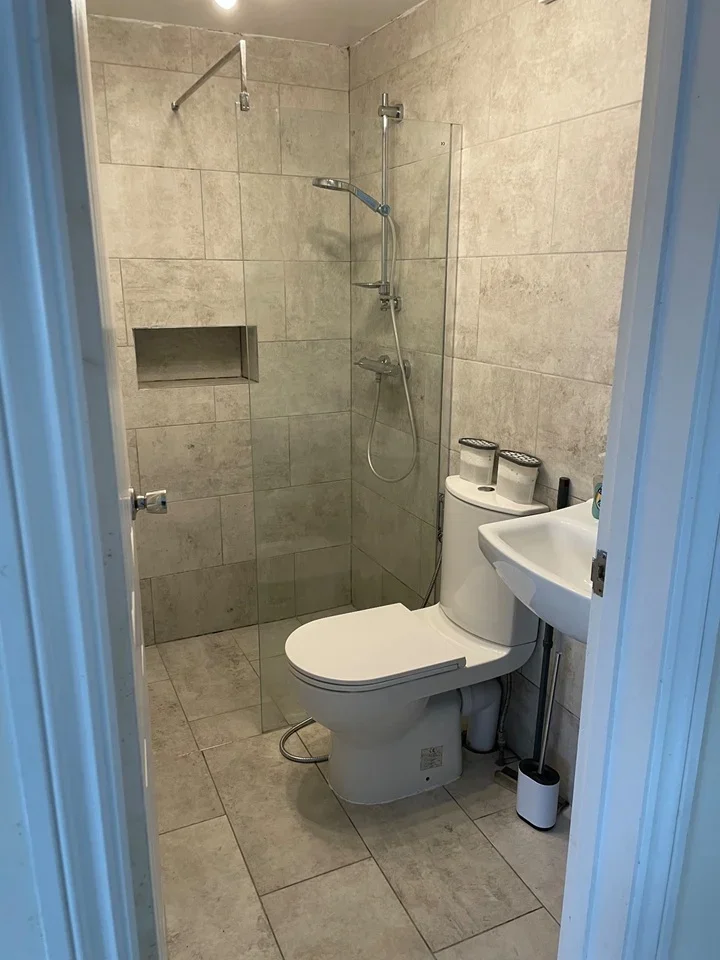 Flat Copthorne Avenue in Greater London
