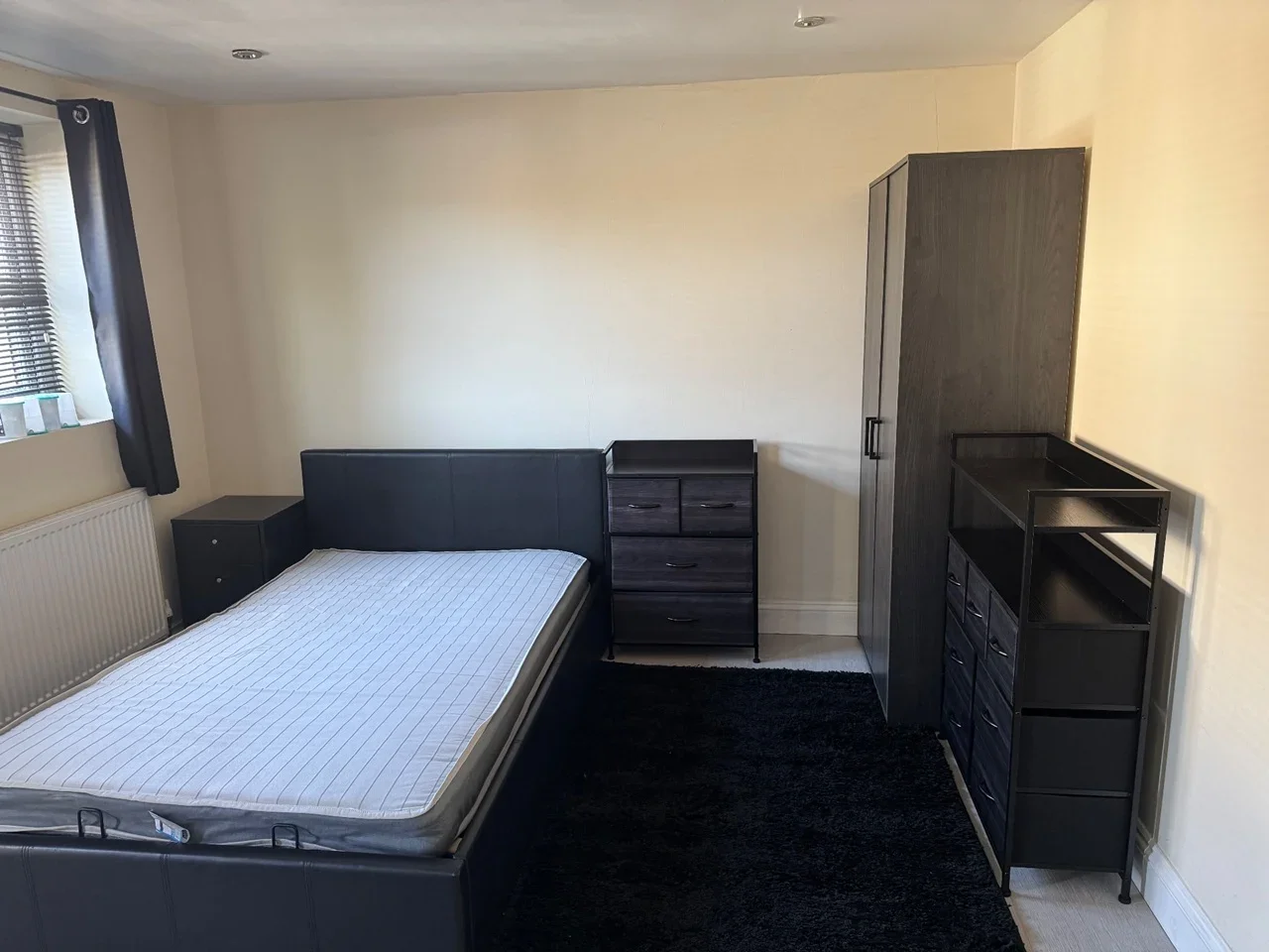 Flat Copthorne Avenue in Greater London