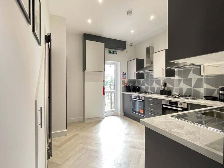 Room Clarendon Road in Luton